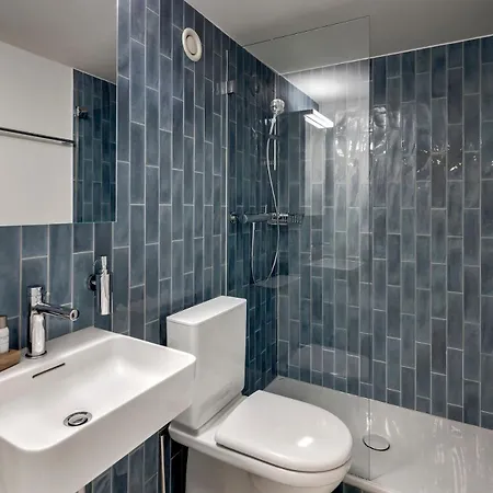 Prime With Designer Furniture In District 4 Zúrich